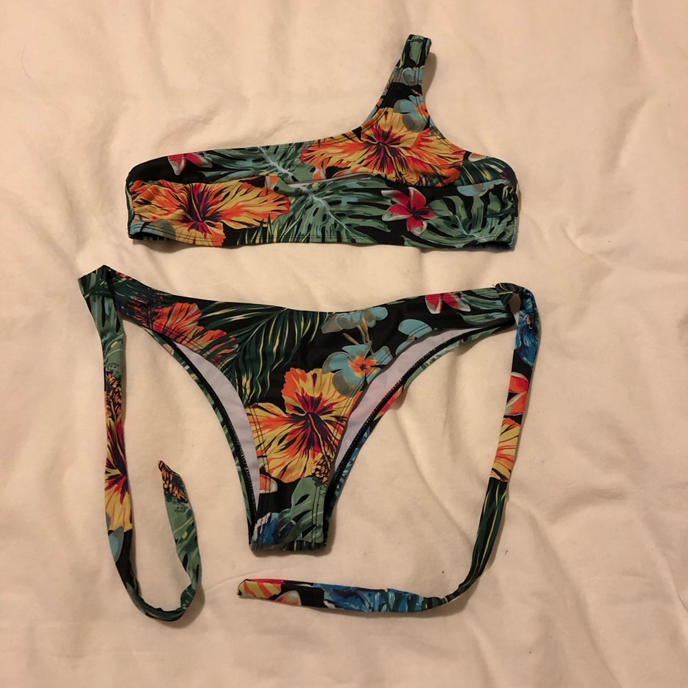 Shein Two Piece Bikini Floral Size Medium